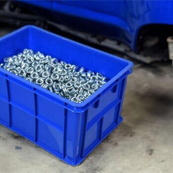 Caja con tuercas