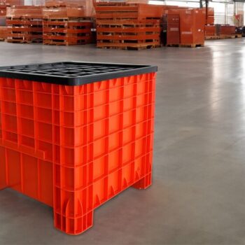 Caja en bodega vacia